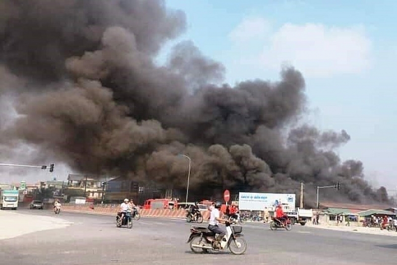 Ninh Bình: Cháy chợ Gián Khẩu, hơn 30 kiốt bị thiêu rụi