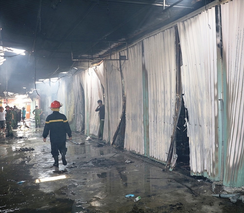 Ninh Bình: Cháy chợ Gián Khẩu, hơn 30 kiốt bị thiêu rụi