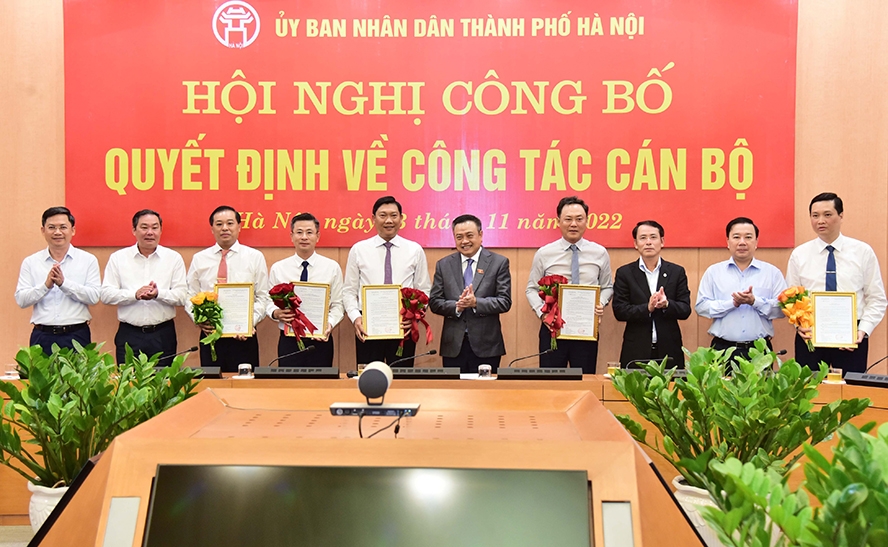 ubnd thanh pho ha noi cong bo 6 quyet dinh ve cong tac can bo