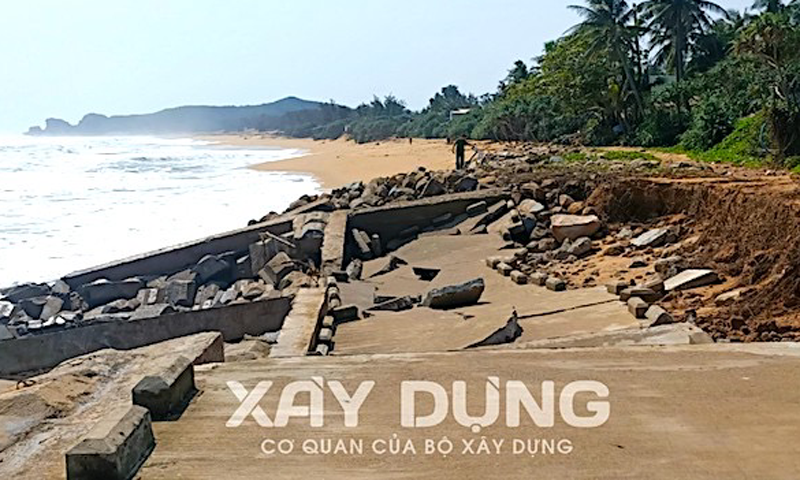 Sóng mạnh đánh sập kè biển ở Quảng Ngãi