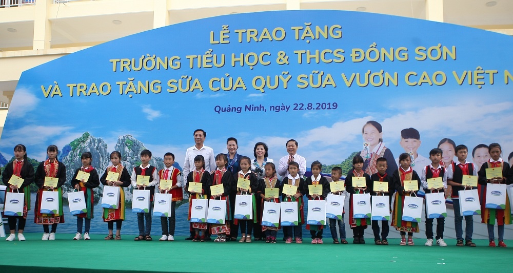 Trẻ em Quảng Ninh đón nhận ngôi trường mới và hơn 71 ngàn ly sữa từ Quỹ sữa vươn cao Việt Nam