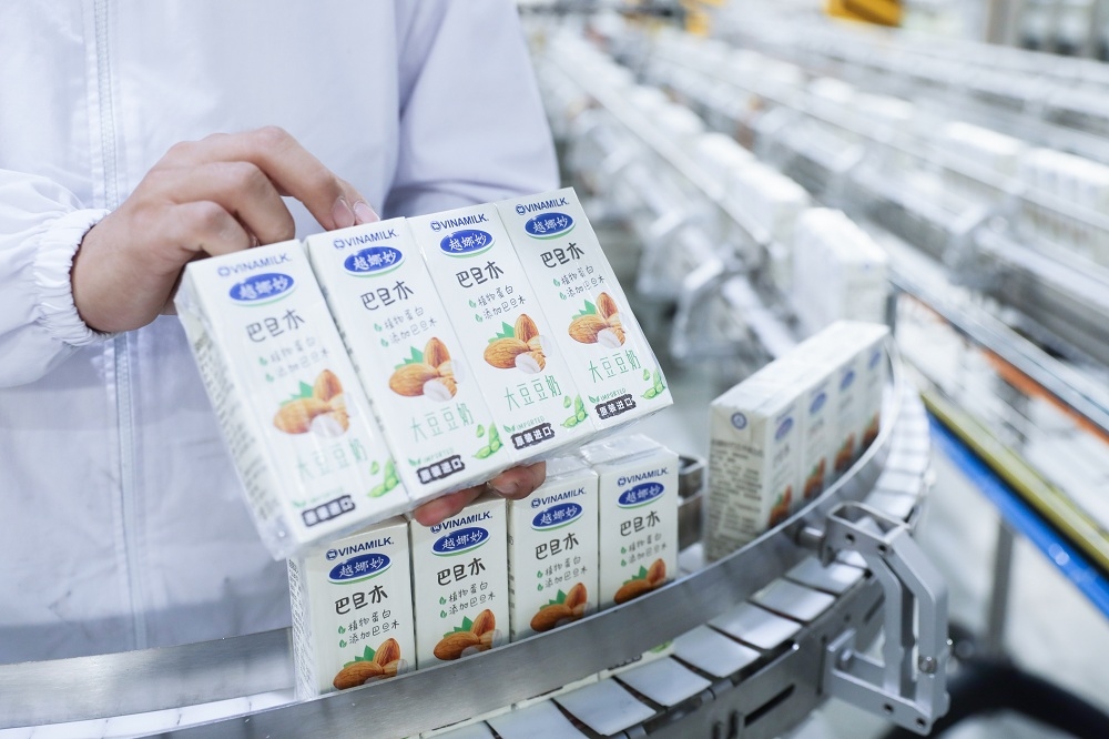 Vinamilk “xông đất” 2021 với lô sản phẩm sữa hạt và sữa đặc lớn xuất khẩu đi Trung Quốc