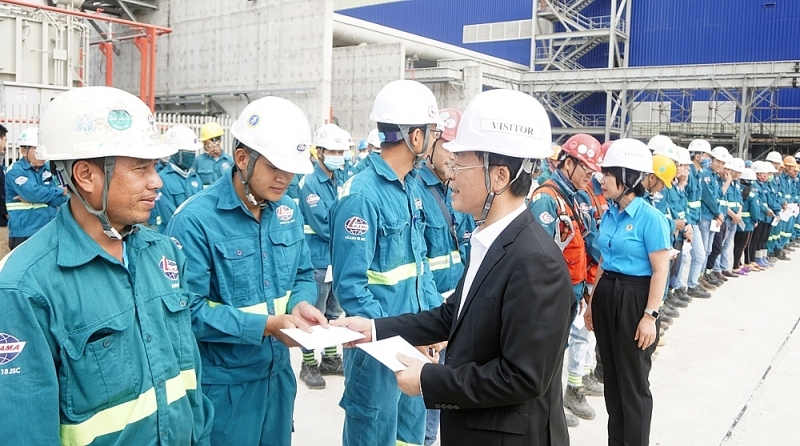 minister of construction visites and presents tet gifts to workers at song hau 1 plant