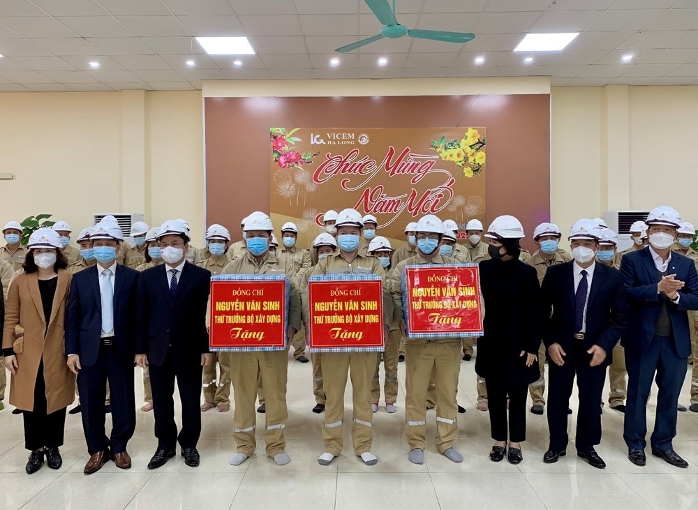 deputy minister of construction and vietnam construction trade union offer gifts to employees on lunar new year 2022