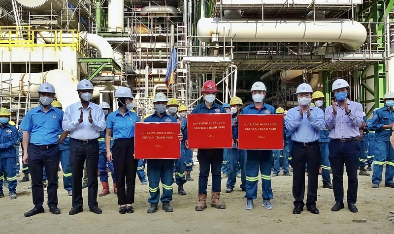 minister of construction and vietnam construction trade union visited and offered gifts to workers at long son petrochemical project