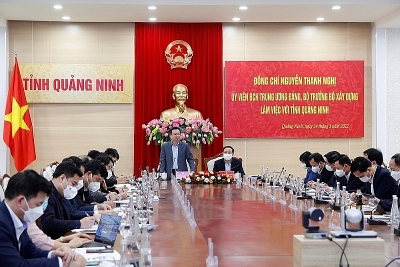 Minister of Construction Nguyen Thanh Nghi works with Quang Ninh province