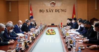 Discussion between two Ministers of Construction of Vietnam and Cuba