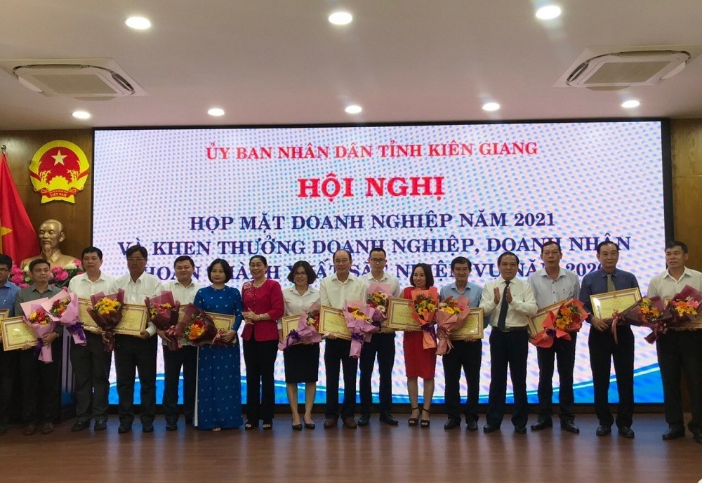 CEO Đảo Ngọc vinh dự nhận bằng khen do Chủ tịch tỉnh Kiên Giang trao tặng