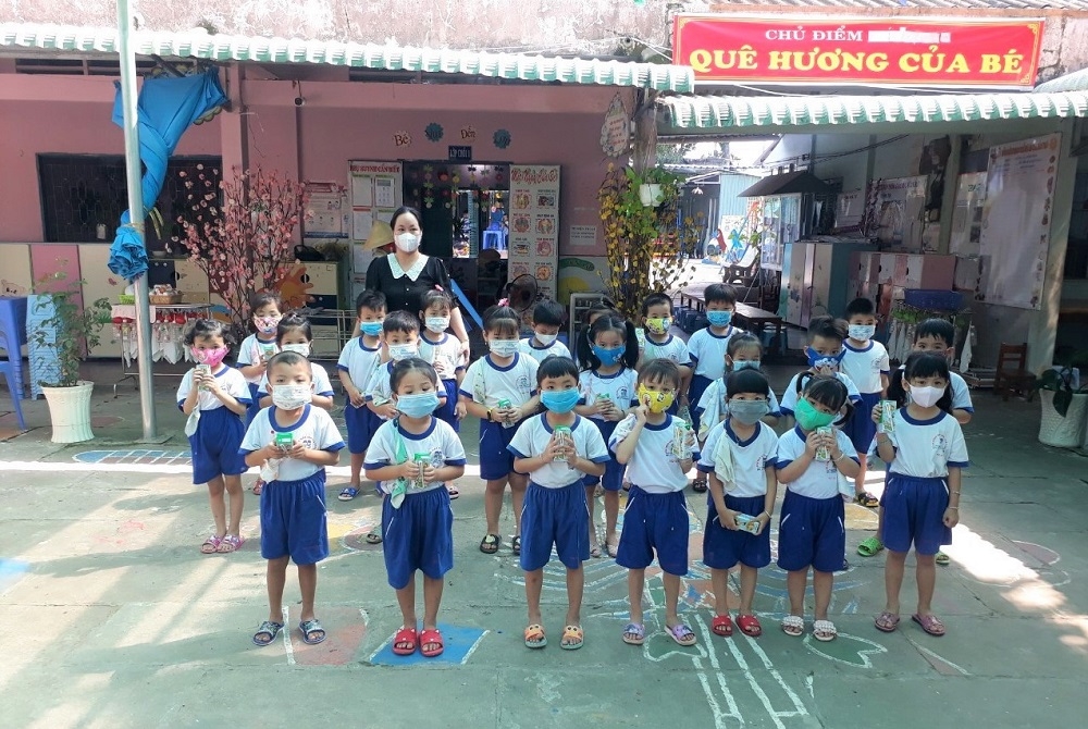 Vinamilk và Quỹ sữa vươn cao Việt Nam trao tặng 1,7 triệu ly sữa hỗ trợ trẻ em khó khăn giữa dịch Covid-19