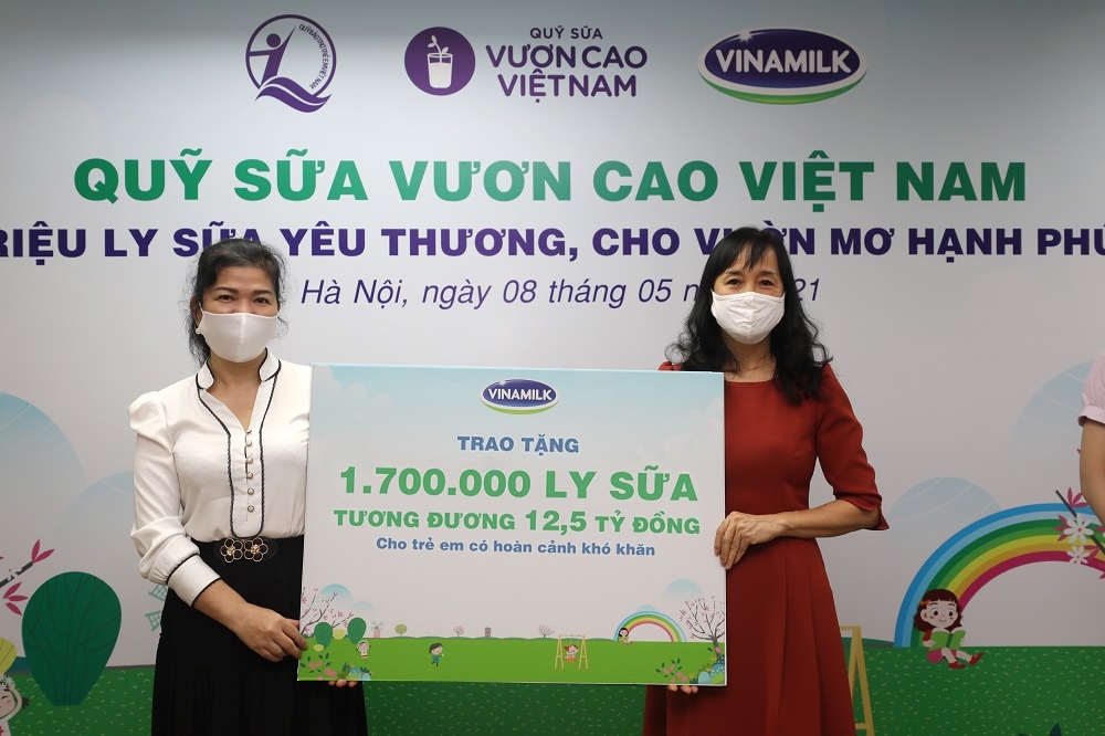 Vinamilk và Quỹ sữa vươn cao Việt Nam trao tặng 1,7 triệu ly sữa hỗ trợ trẻ em khó khăn giữa dịch Covid-19