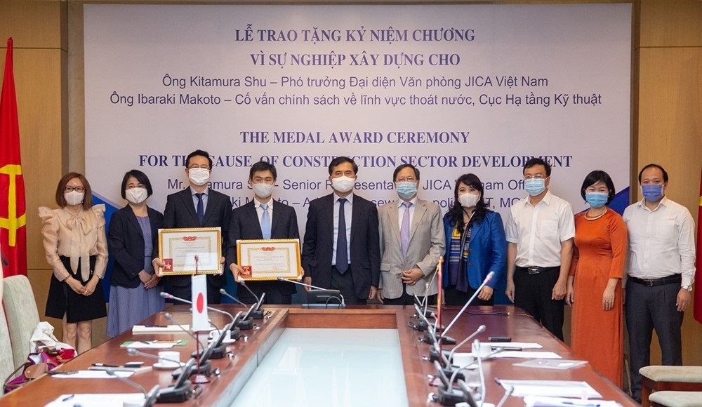 ministry of construction awarded medals to 2 jica experts in vietnam