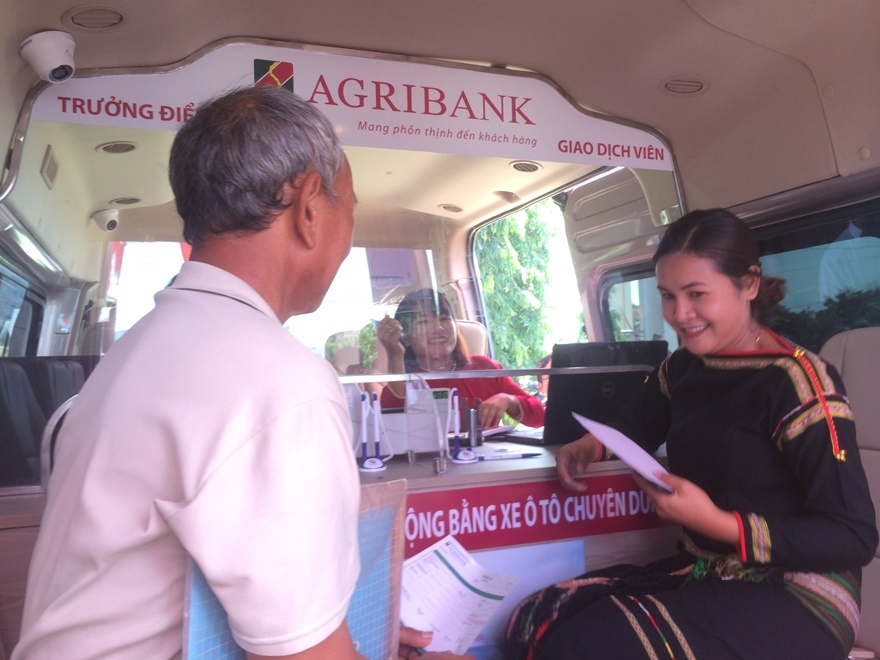Agribank đưa dịch vụ ngân hàng đến từng hộ dân