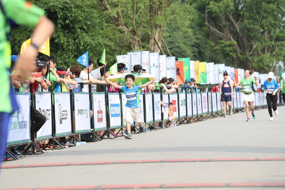 Những chân chạy nhí ở Ecopark Marathon 2021