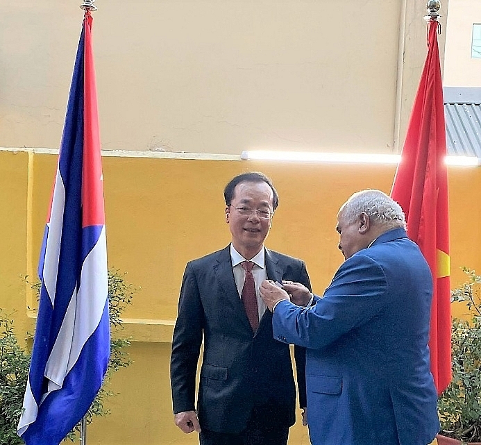 cuban state awards friendship medal to former minister of construction pham hong ha