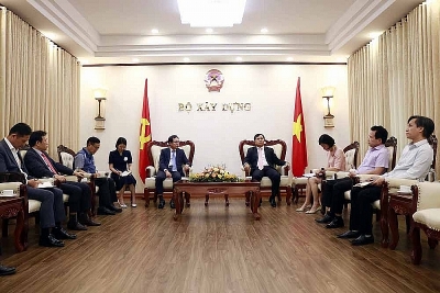 Deputy Minister of Construction Le Quang Hung receives General Director of Samsung Vietnam
