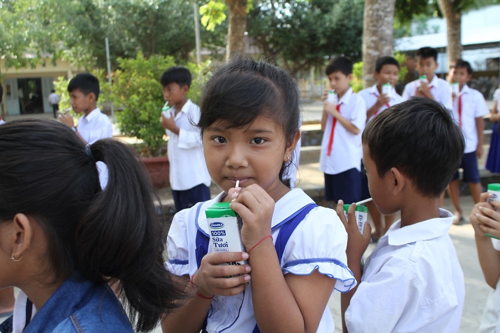 Vinamilk tiếp tục được chọn là đơn vị triển khai Sữa học đường tại Trà Vinh