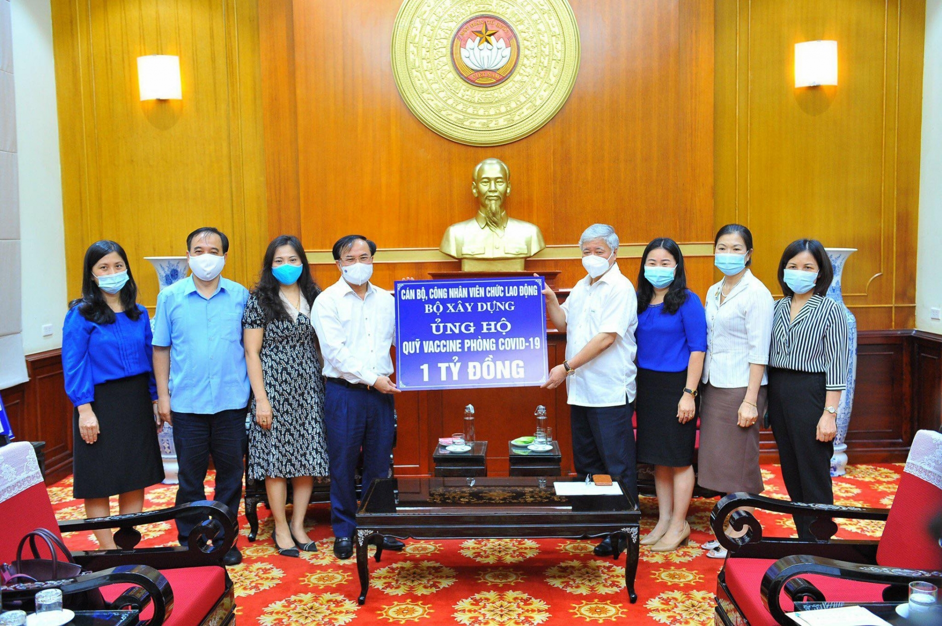 officials employees of ministry of construction donate vnd 1 billion to vaccine fund for covid 19 prevention