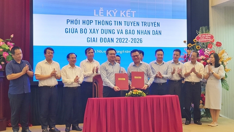 Ministry of Construction and Nhan Dan Newspaper signed cooperation agreement for period of 2022 - 2026