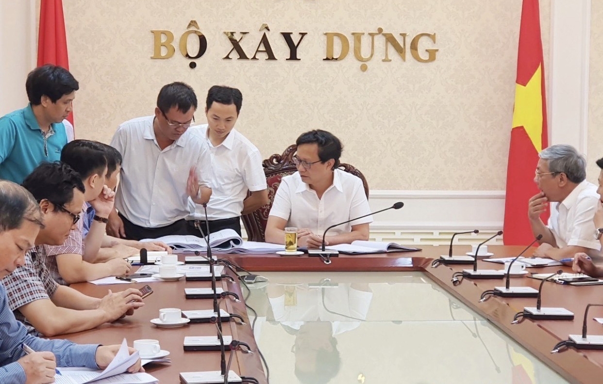Deputy Minister Nguyen Dinh Toan works with Hanoi Architecture University