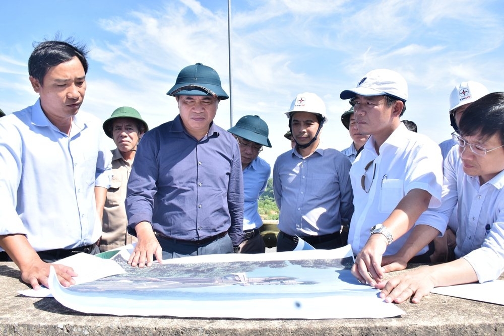 Delegation of Ministry of Construction worked with Thua Thien - Hue province on natural disaster prevention