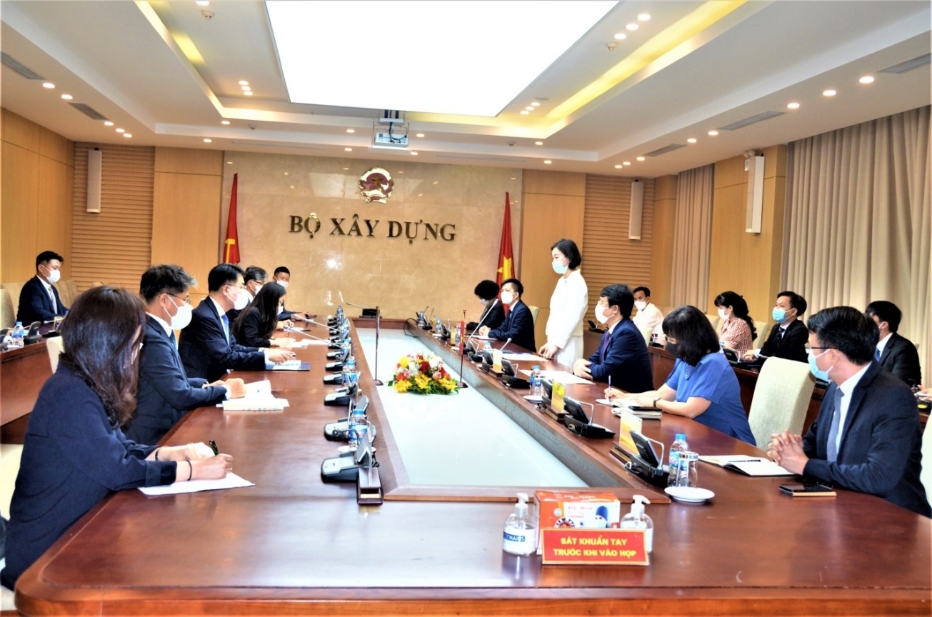 Deputy Minister of Construction Bui Hong Minh meets Korean Vice Minister of Land, Infrastructure and Transport