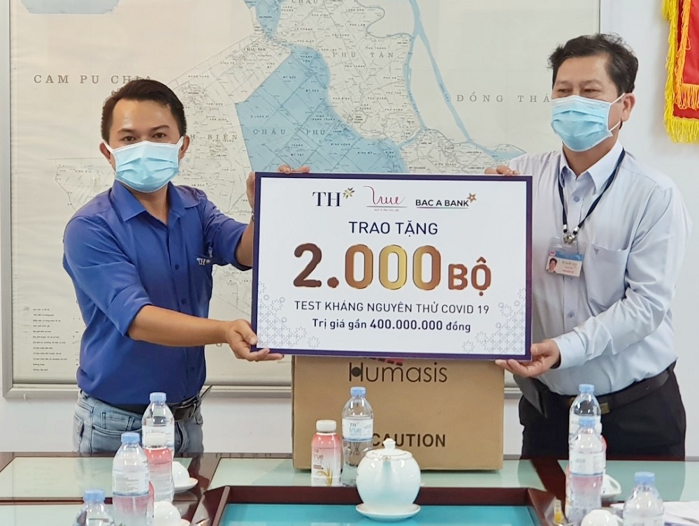 Tập đoàn TH trao tặng 2.000 bộ xét nghiệm nhanh Covid-19 góp sức chống dịch
