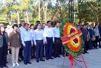 delegation of ministry of construction visits martyrs cemeteries and presents gifts to vietnamese heroic mothers in quang tri