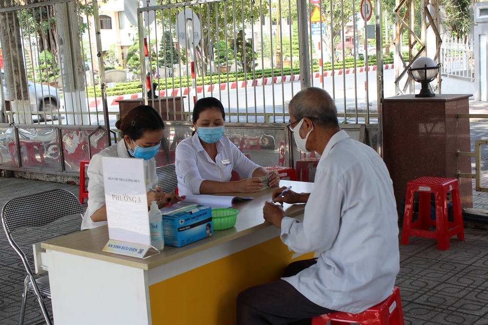 Chi trả lương hưu, trợ cấp bảo hiểm xã hội tháng 8 và 9 tại một số tỉnh miền Trung, Tây Nguyên