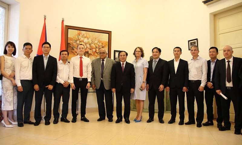 vietnamese enterprises give gifts to support cuban people