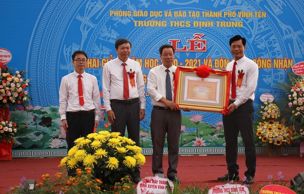 Vĩnh Yên (Vĩnh Phúc): Trường THCS Định Trung khai giảng năm học mới và đón bằng công nhận trường đạt chuẩn quốc gia