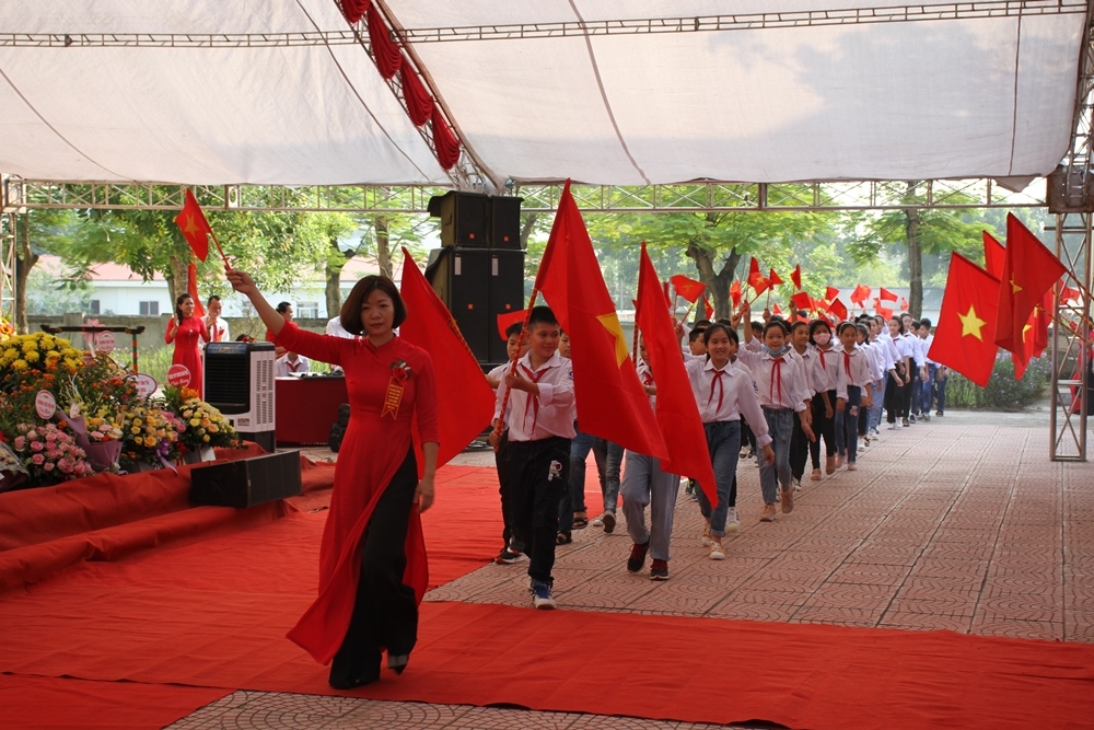 Vĩnh Yên (Vĩnh Phúc): Trường THCS Định Trung khai giảng năm học mới và đón bằng công nhận trường đạt chuẩn quốc gia