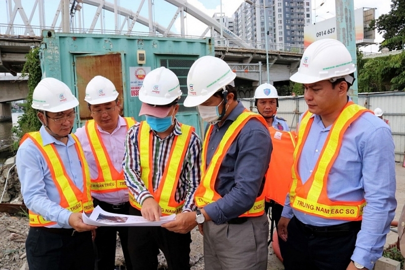 Deputy Minister Le Quang Hung inspects Trung Nam's project to combat floods