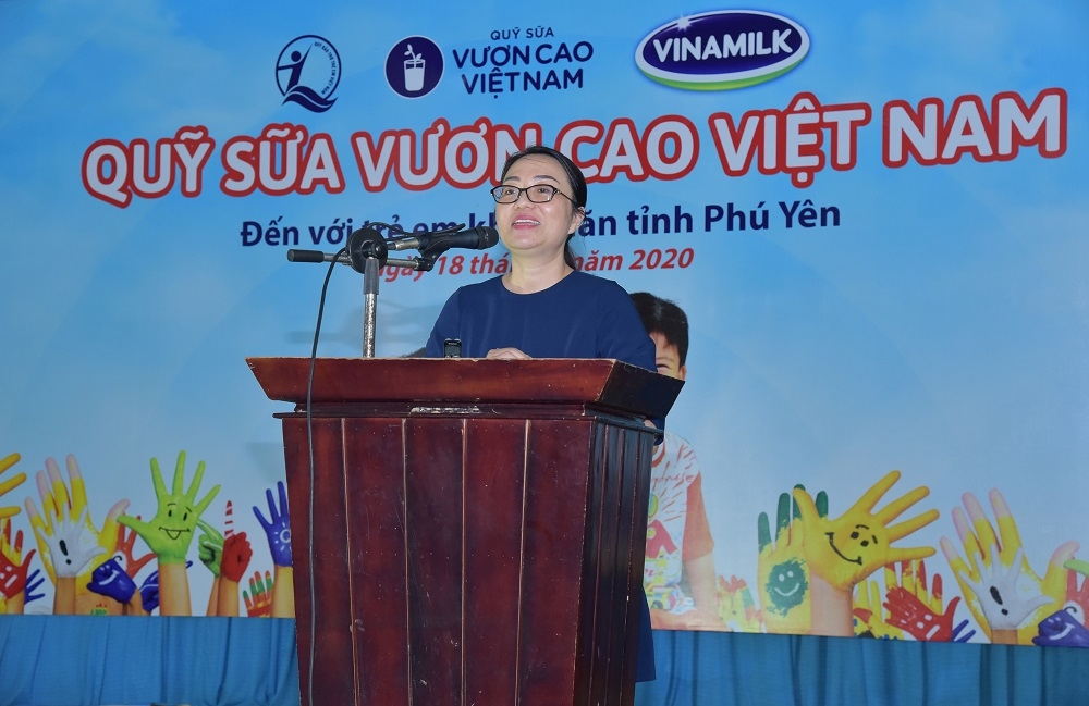 Quỹ sữa Vươn cao Việt Nam và Vinamilk trao tặng 83.400 ly sữa cho trẻ em có hoàn cảnh khó khăn tỉnh Phú Yên