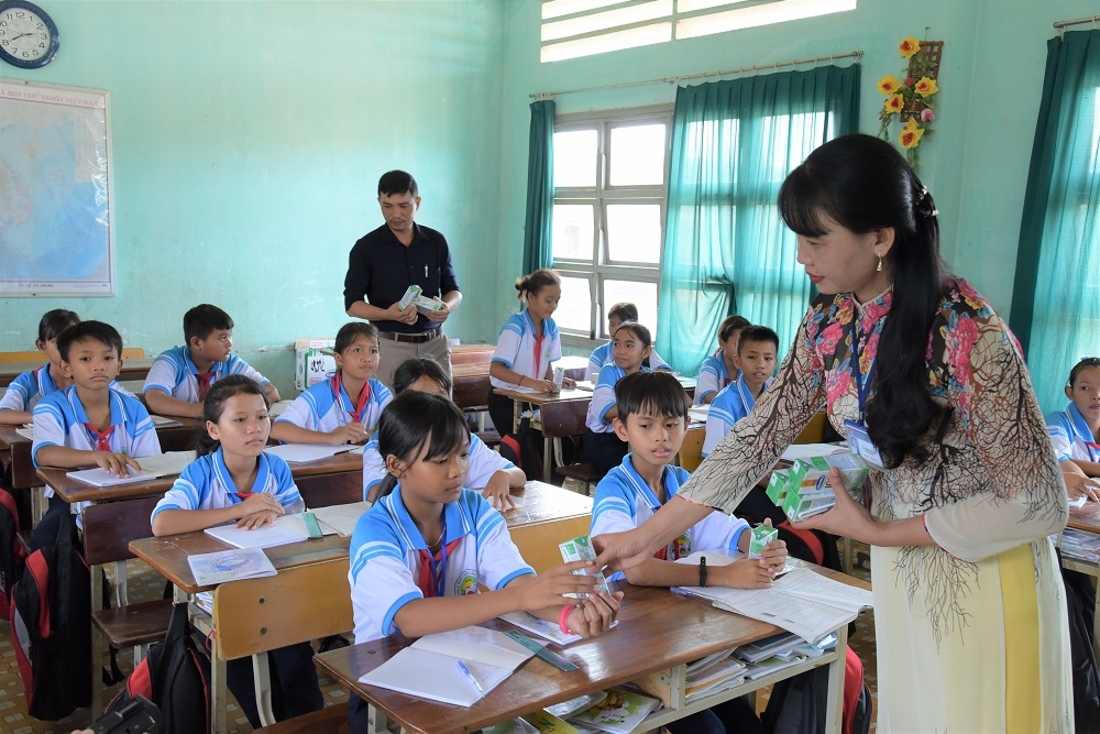 Quỹ sữa Vươn cao Việt Nam và Vinamilk trao tặng 83.400 ly sữa cho trẻ em có hoàn cảnh khó khăn tỉnh Phú Yên