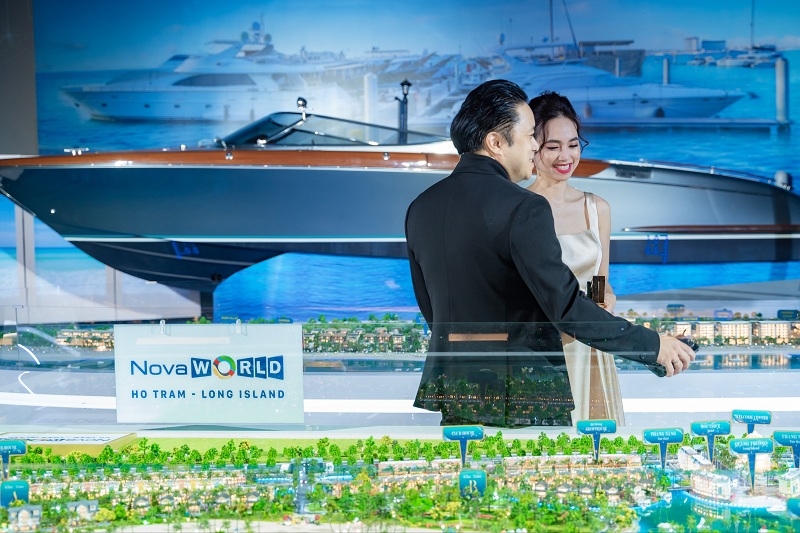 Victor Vũ - Đinh Ngọc Diệp ấn tượng với biệt thự “du thuyền cập bến tại gia” ở NovaWorld Ho Tram
