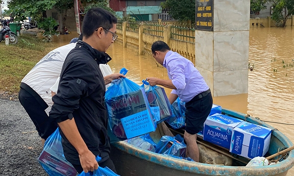 Bảo hiểm xã hội Quảng Trị hỗ trợ người dân khắc phục hậu quả mưa lũ