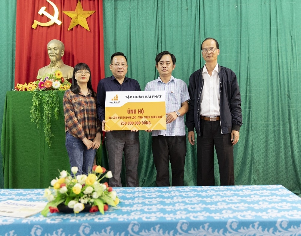 Tập đoàn Hải Phát trao tặng gần 1 tỷ đồng ủng hộ đồng bào vùng lũ tỉnh Thừa Thiên Huế