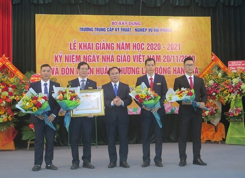 Deputy Minister of Construction Nguyen Van Sinh attends ceremony at Hai Phong Technical and Professional College