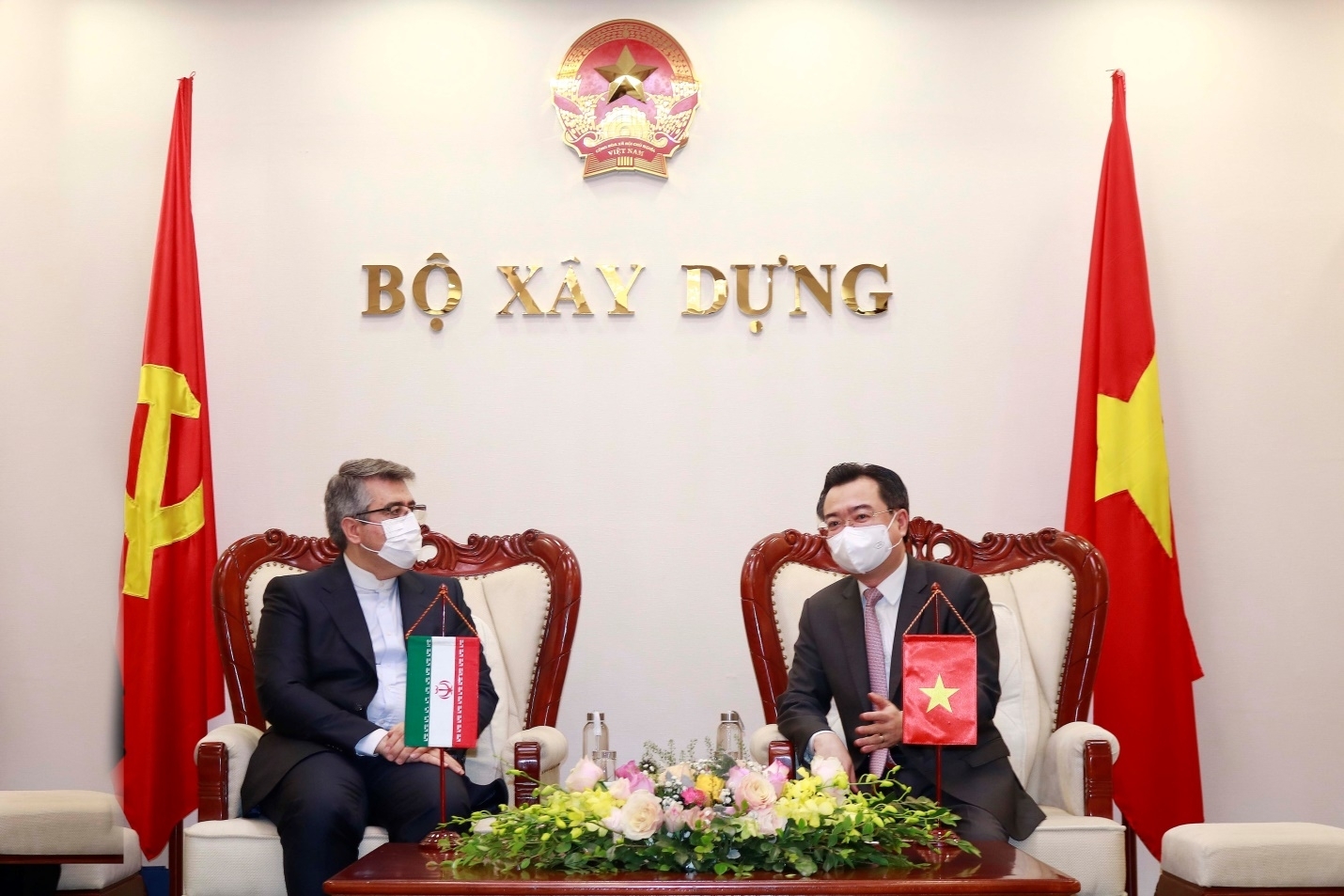 Minister Nguyen Thanh Nghi receives Iranian Ambassador to Vietnam
