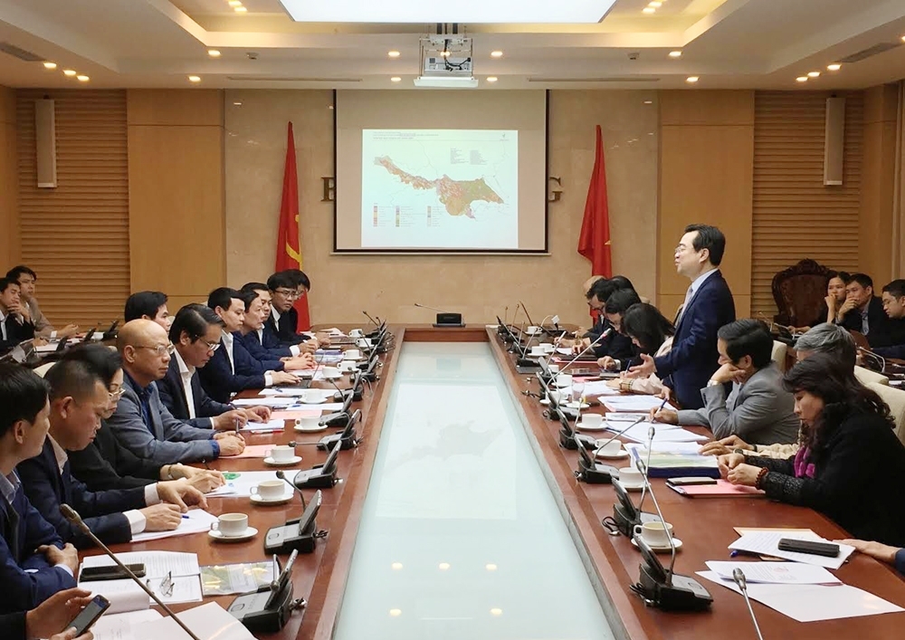 Deputy Minister Nguyen Thanh Nghi works with Son La Provincial People's Committee