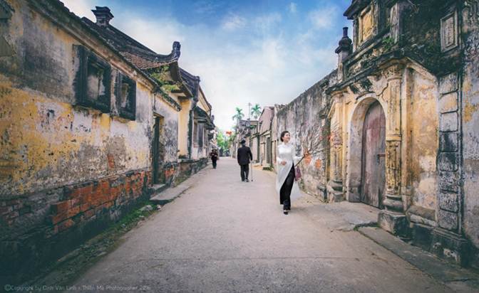 Hãy cùng chiêm ngưỡng những bức ảnh đẹp như tranh vẽ, với những góc nhìn tuyệt đẹp về cảnh sắc Việt Nam, sự hoài cổ của các làng quê, hay những chi tiết tinh tế trong kiến trúc và nghệ thuật của các chùa, đền đài, quán cà phê... Hãy đón chờ những khoảnh khắc đầy cảm hứng và ấn tượng.