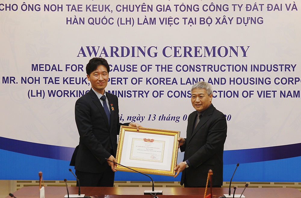 Thứ trưởng Bùi Phạm Khánh trao Kỷ niệm chương Vì Sự nghiệp xây dựng cho chuyên gia Hàn Quốc