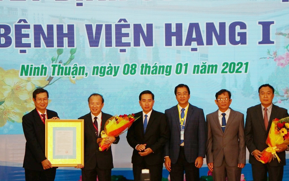 Bệnh viện Đa khoa tỉnh Ninh Thuận nhận danh hiệu bệnh viện hạng I