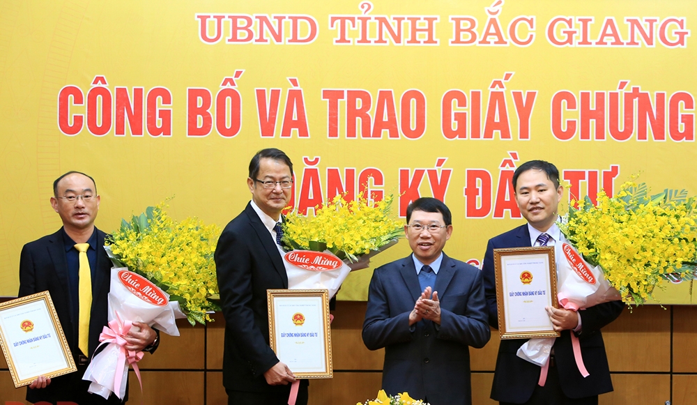 Bắc Giang: Trao Giấy chứng nhận đăng ký đầu tư cho 04 dự án FDI trị giá gần 600 triệu USD