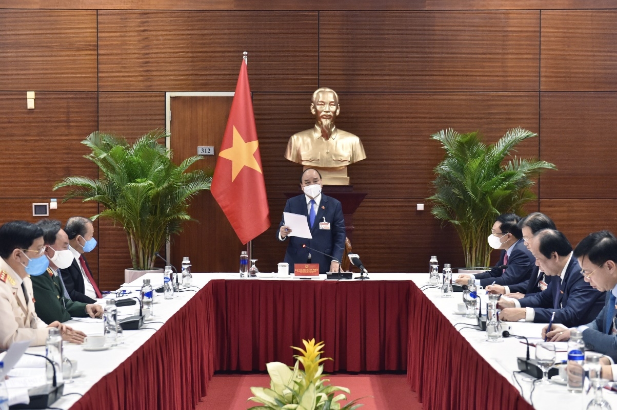 Thủ tướng Nguyễn Xuân Phúc chủ trì cuộc họp khẩn về công tác phòng chống Covid-19 tại nơi diễn ra Đại hội XIII của Đảng