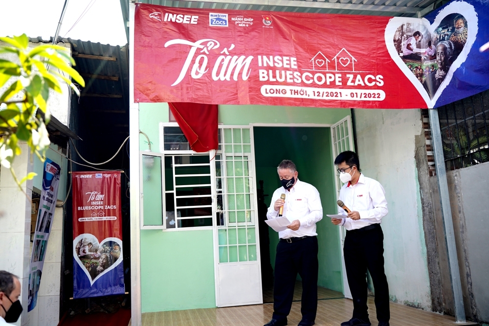 Xi măng INSEE trao tặng tổ ấm INSEE - BlueScope Zacs đến tay các hộ dân khó khăn
