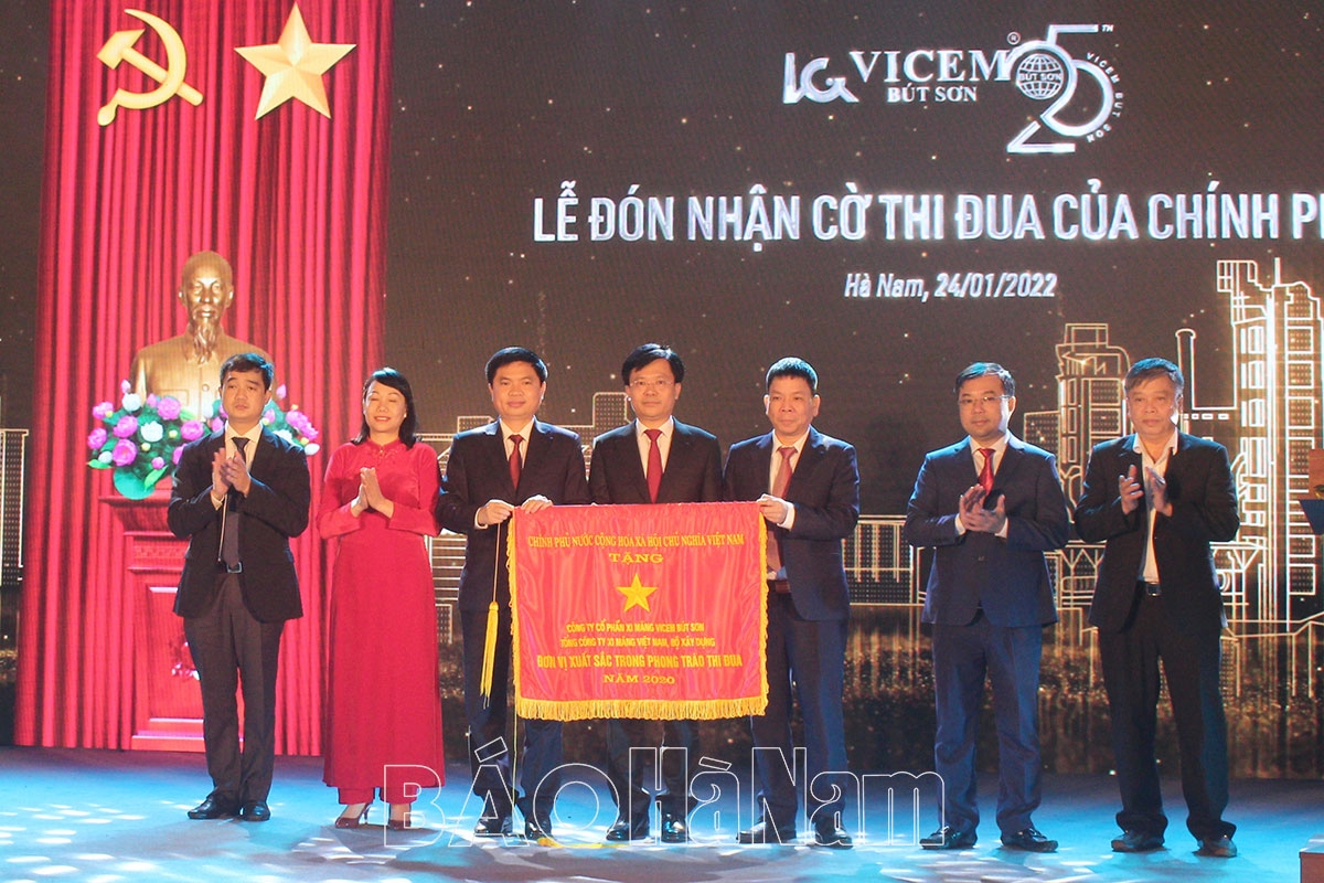 VICEM Bút Sơn: Dấu ấn 25 năm và đón nhận Cờ thi đua của Chính phủ