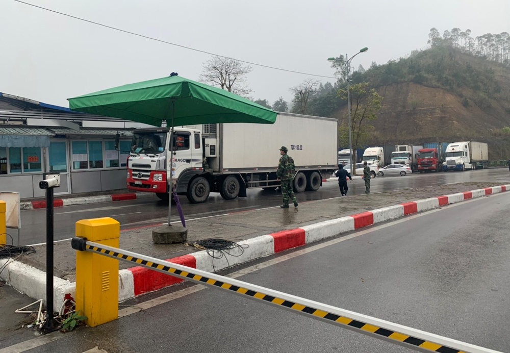 Lạng Sơn: Cửa khẩu quốc tế Hữu Nghị thông quan xe hàng nông sản