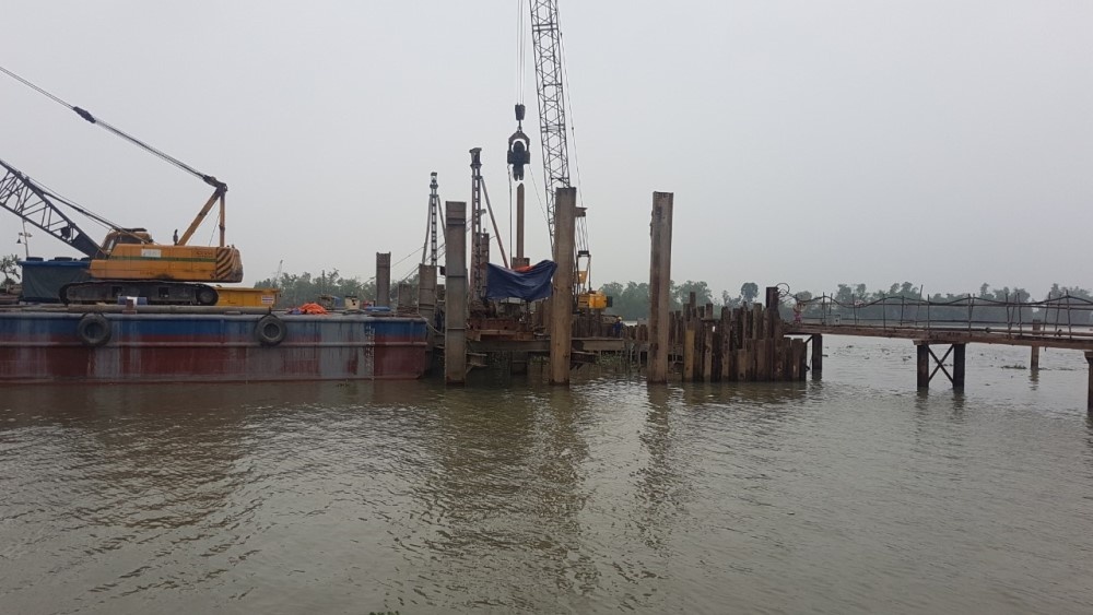 Quảng Ninh: Móng cầu Triều đóng xuống sông Kinh Thầy trong tiết xuân