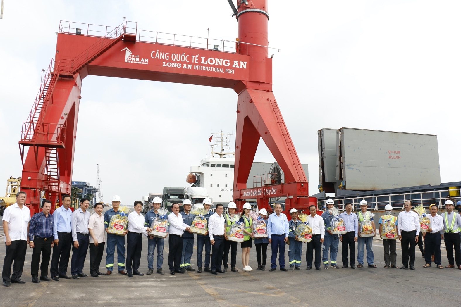 Phó Thủ tướng Trương Hòa Bình thăm người lao động tại Cảng quốc tế Long An